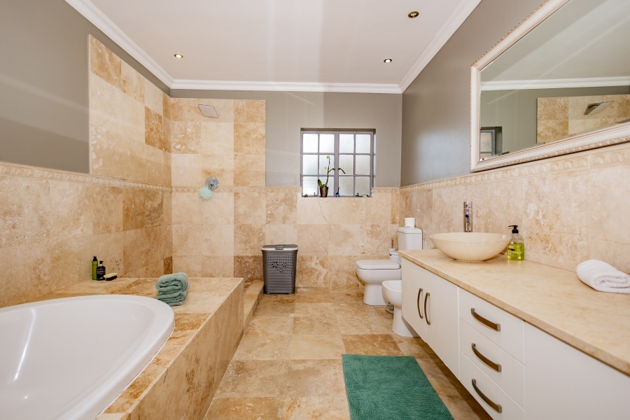 6 Bedroom Property for Sale in Vierlanden Western Cape